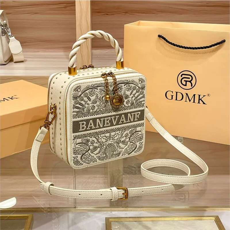 Light Brand Women's 2025 New Embroidered Box Bag, Fashionable Designer High-End Single Shoulder Crossbody Bag