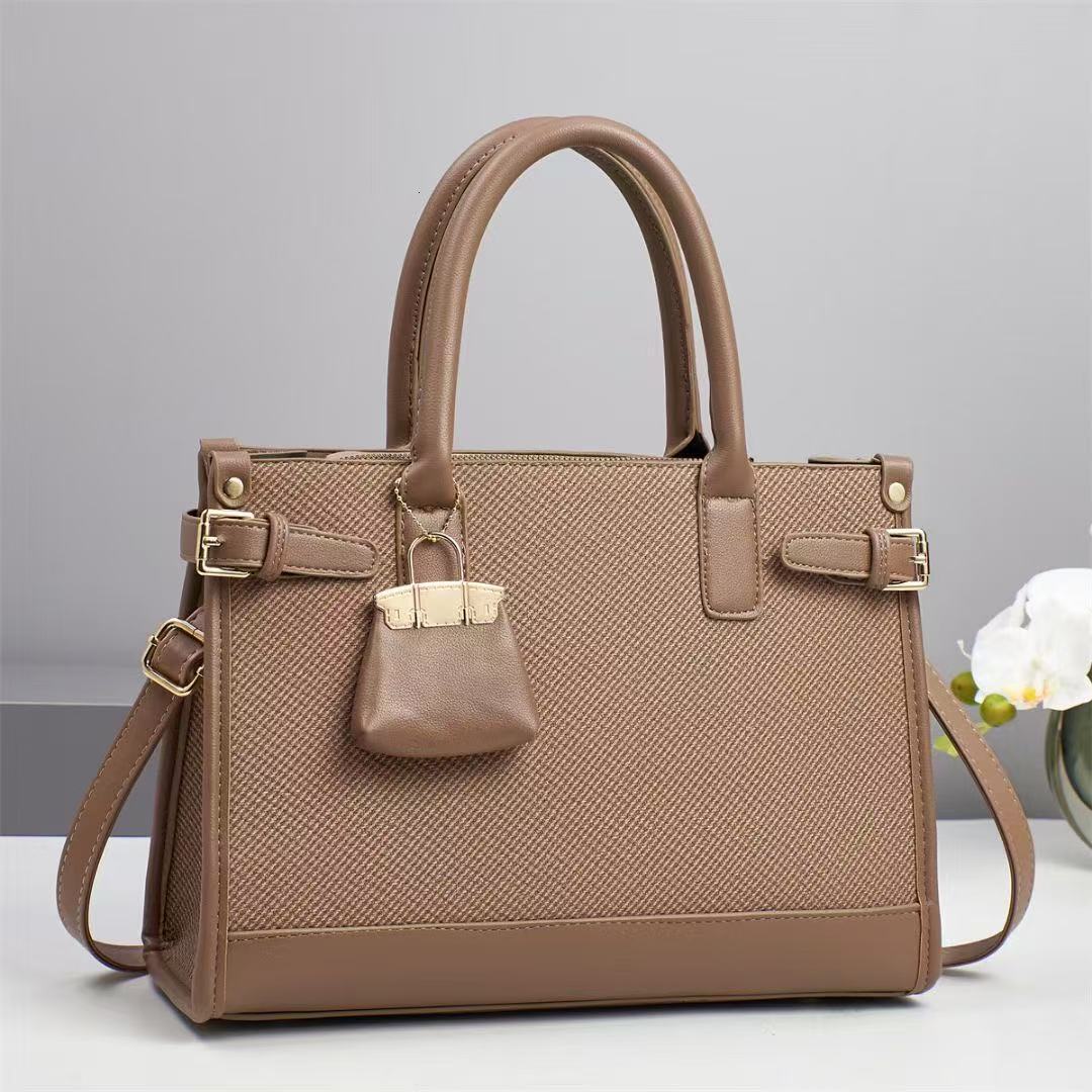 New Fashionable Handbag Large Capacity Atmospheric Women's Commuter Bag Solid Color Exquisite Designer Single Shoulder Crossbody Bag Birthday Mom