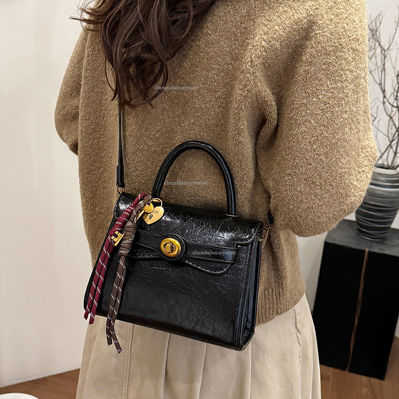 Free Shipping Designer Bag, New Korean Style Fashionable Women's Hand-held Kelly Bag, Metal Buckle Shoulder Bag, Popular Online High-end Makeup C