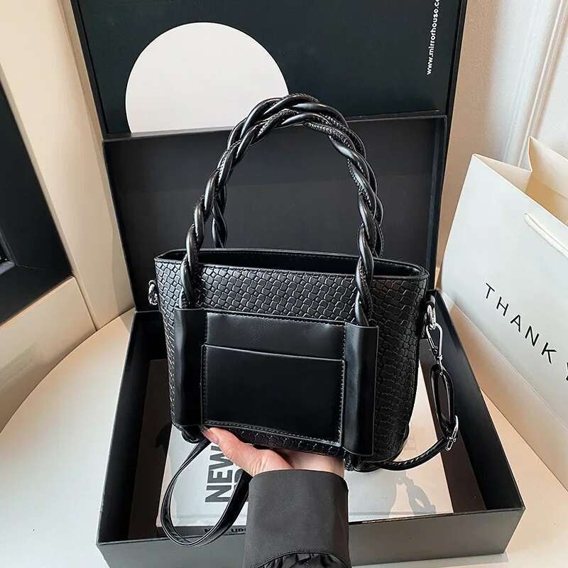 Premium Retro 2025 New Popular Versatile Messenger Fashionable Portable Bucket Bag