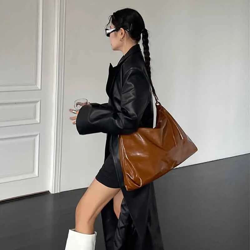 Bury Womens Tote Aesthetic Vintage Fashion Advanced Leather Shoulder Bag Autumn And Winter Large Capacity Handbag Bolsa