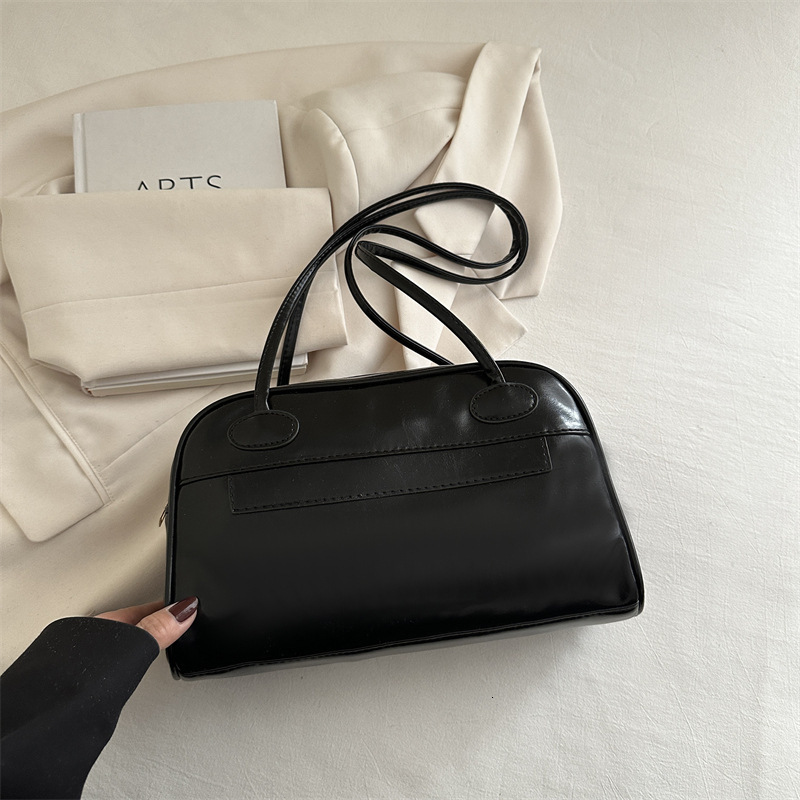2025 Spring And Summer New Free Delivery Designer Bag Niche Design Handheld Underarm Luxury Bag Bowling Versatile Style Single Shoulder Women's B