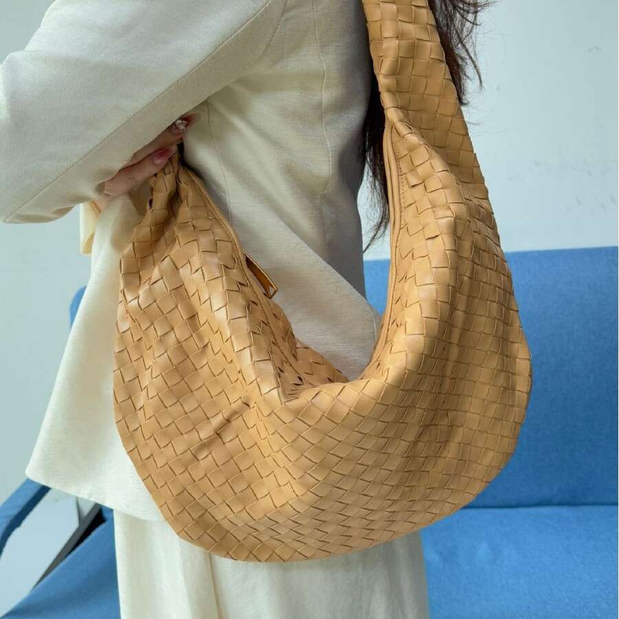 Large Capacity Crossbody Dumpling Hot Selling Woven Fashionable Hand-Held Cloud Knot Single Shoulder Armpit Bag