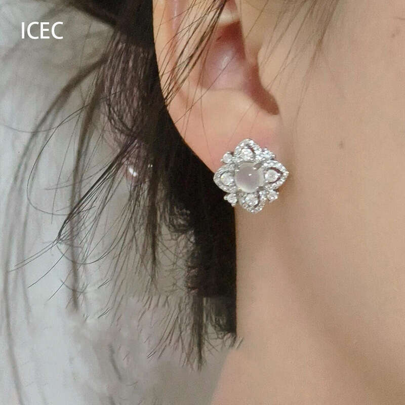 Sparkling micro inlaid four leaf clover with a refreshing cool feeling, super stylish versatile, exquisite and high-end, atmospheric earrings