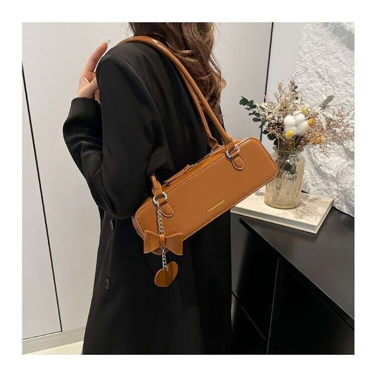 Large capacity women 2025 fashionable new single shoulder armpit with high-end texture for work and commuting baguette bag
