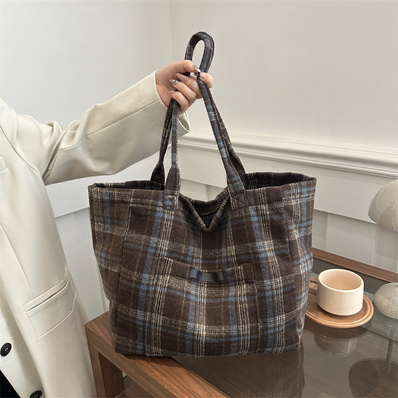 Free Delivery Designer Bag 2025 Winter New Personalized Plaid Casual Commuting Shoulder With Fashionable And Niche Design Underarm Tote Luxury Bag