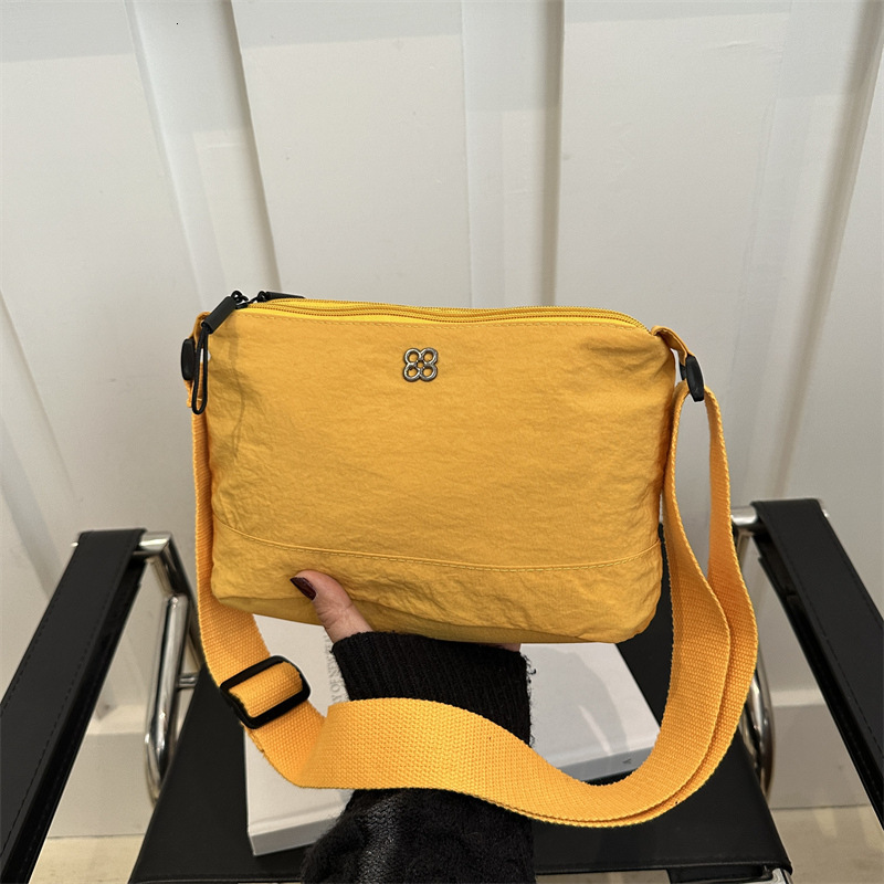 Free Delivery Designer Bag Small Hand Women's Crossbody 2025 New Versatile Zipper Single Shoulder Nylon Mobile Phone Coin Purse Winter Commuting 
