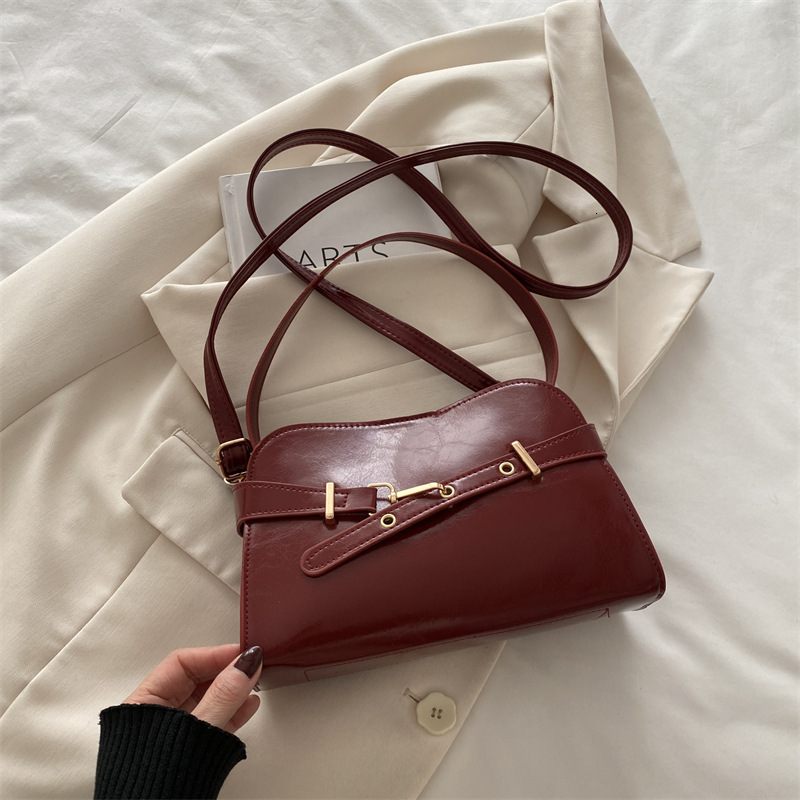 New Shoulder Bag For Spring And Summer Niche Temperament Women's Shell New Free Delivery Designer Bag Bag Luxury Bag Fashionable Simple Crossbody
