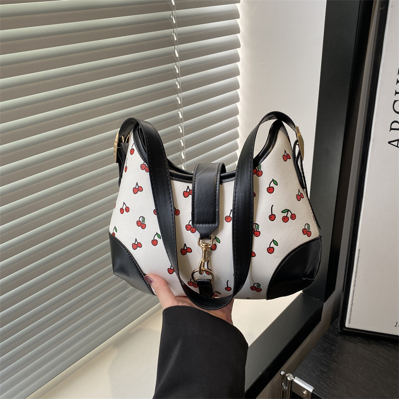 Simple Large Capacity Crossbody Women's 2025 New Free Delivery Luxury Bag Designer Bag New Versatile Strawberry Printed Single Shoulder Armpit Ba