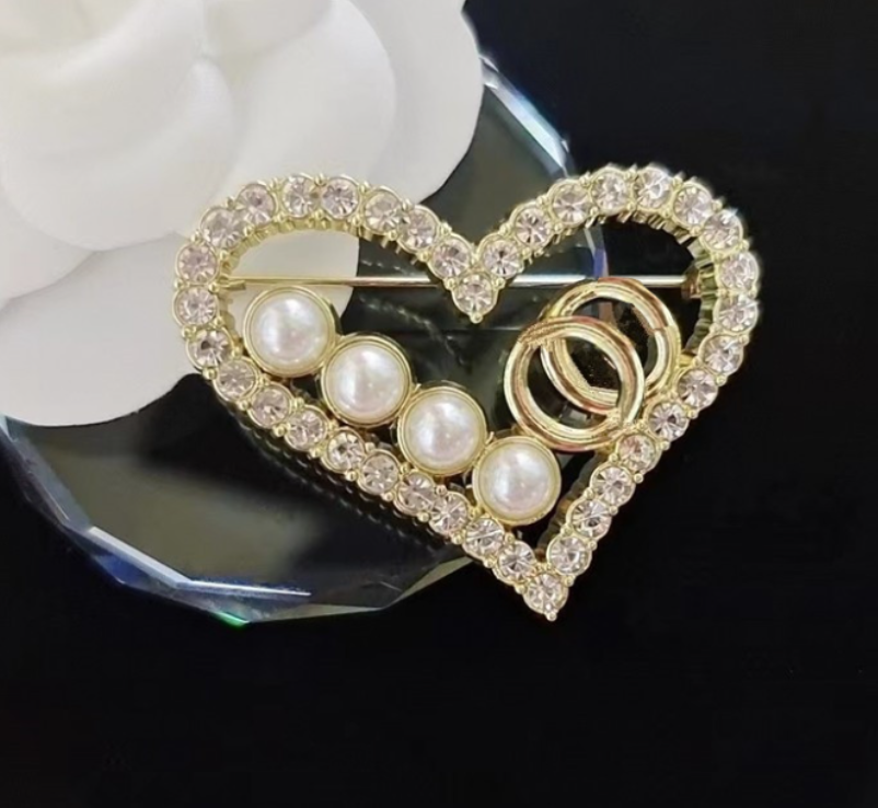 Elegant Gold Plated Brand Designer Letters Brooch Fashion Famous Women Letter Pearl Crystal Rhinestone Suit Pin Jewelry