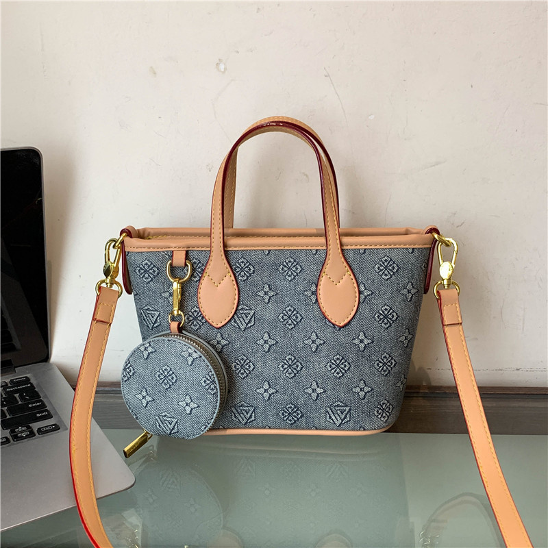 Free shipping 2025 new designer bag, fashionable commuting high-end texture printed shoulder bag for women