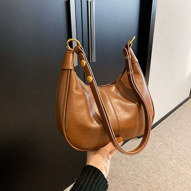 Design popular versatile underarm oil wax leather trendy ins, niche texture single shoulder crossbody bags, 2025 new style, chic and elegant temperame