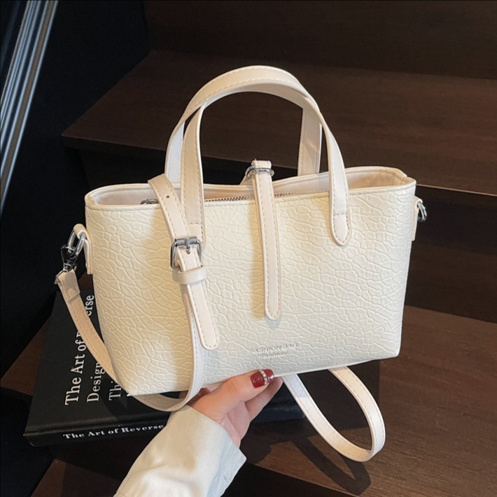 2025 new high-end lychee patterned large capacity handbag for women, cute and fashionable commuting shoulder bag