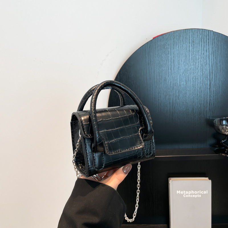 2025 New Stylish Design Single Shoulder Western Style New Free Delivery Designer Bag Solid Color Cover Small Square Handheld Luxury Bag Texture Crossb