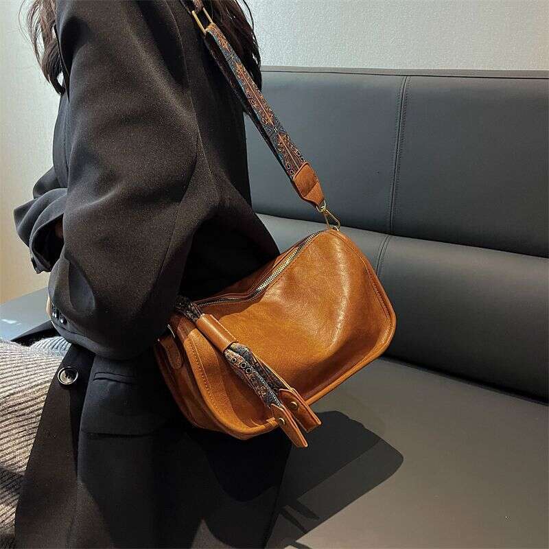 fast shipping Women's 2025 New Fashionable Versatile Casual Western Style Wide Strap Single Shoulder Girls' Crossbody Bag, Trendy