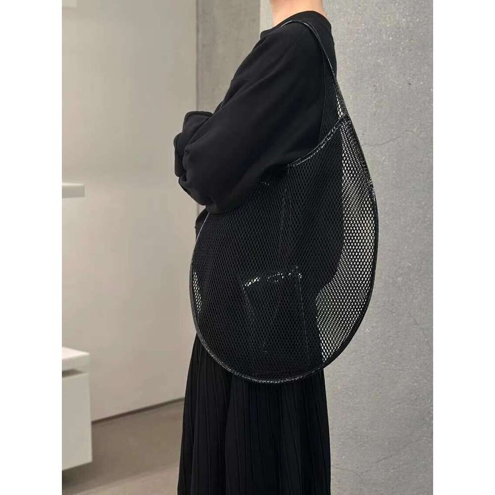 New Product Internet Celebrity Same Style Fashion Versatile Dark Hollow Out Lacquer Leather Design Commuter Mesh Single Shoulder Tote Bag