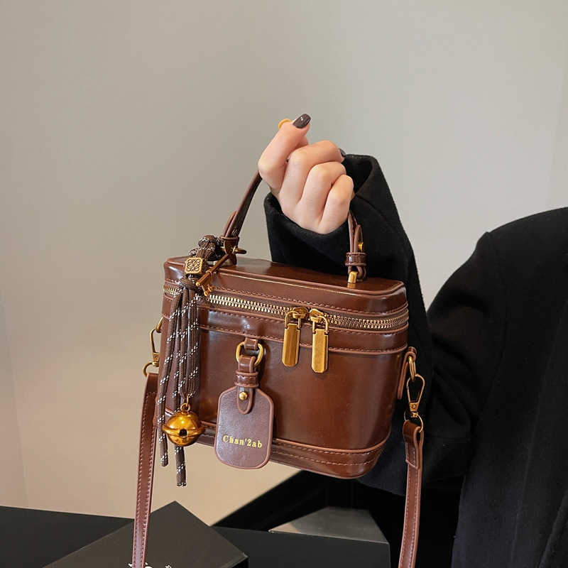 Trendy High End Hand Held Bucket Bag Spring New Fashion Casual Niche Crossbody Bag Shoulder Bag
