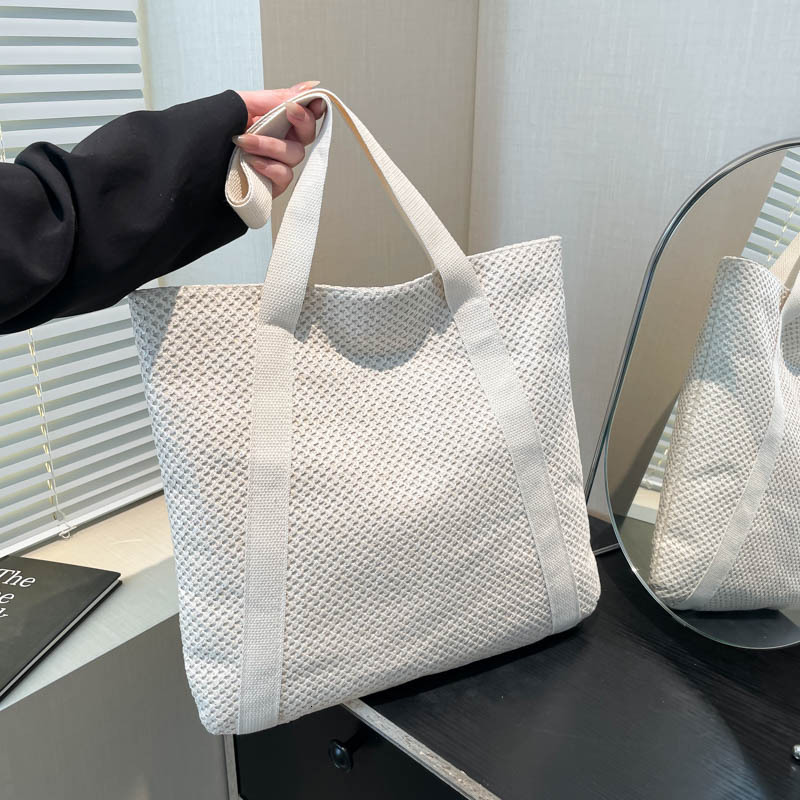 2025 Fashion Straw Women's New New Free Delivery Designer Bag Versatile Large Capacity Luxury Bag Commuter Shoulder Tote Beach Woven Bag