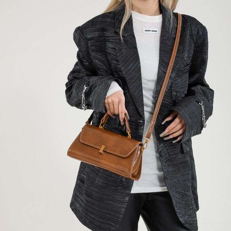 High end feeling light luxury popular hand-held small square bag 2025 new item niche fashion versatile women's crossbody bag trend