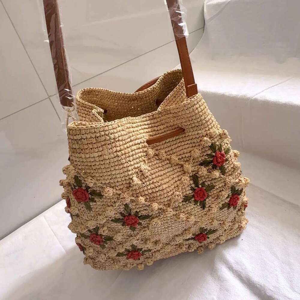 2025 New French Fashion Handmade Flower Natural Raffia Straw Grass For Women Designer Handbags Beach Tote Bag