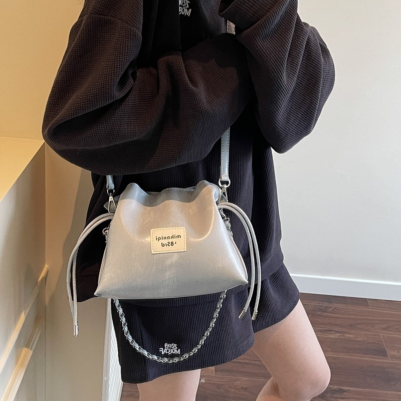 2025 new summer fashion niche design versatile bucket bag, women's high-end sense, solid color and western-style single shoulder crossbody bag