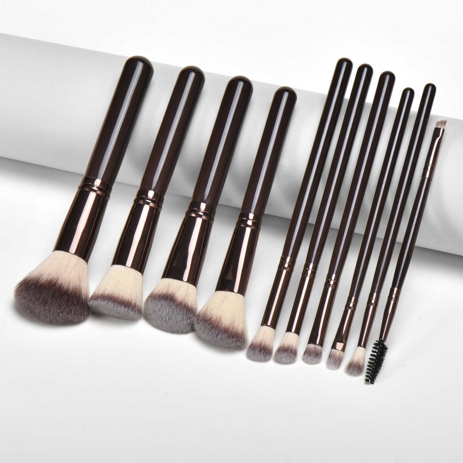 A complete set of single-piece makeup brushes, loose powder brushes, blush brushes, foundation brushes, concealer brushes, lip brushes, and nail and b