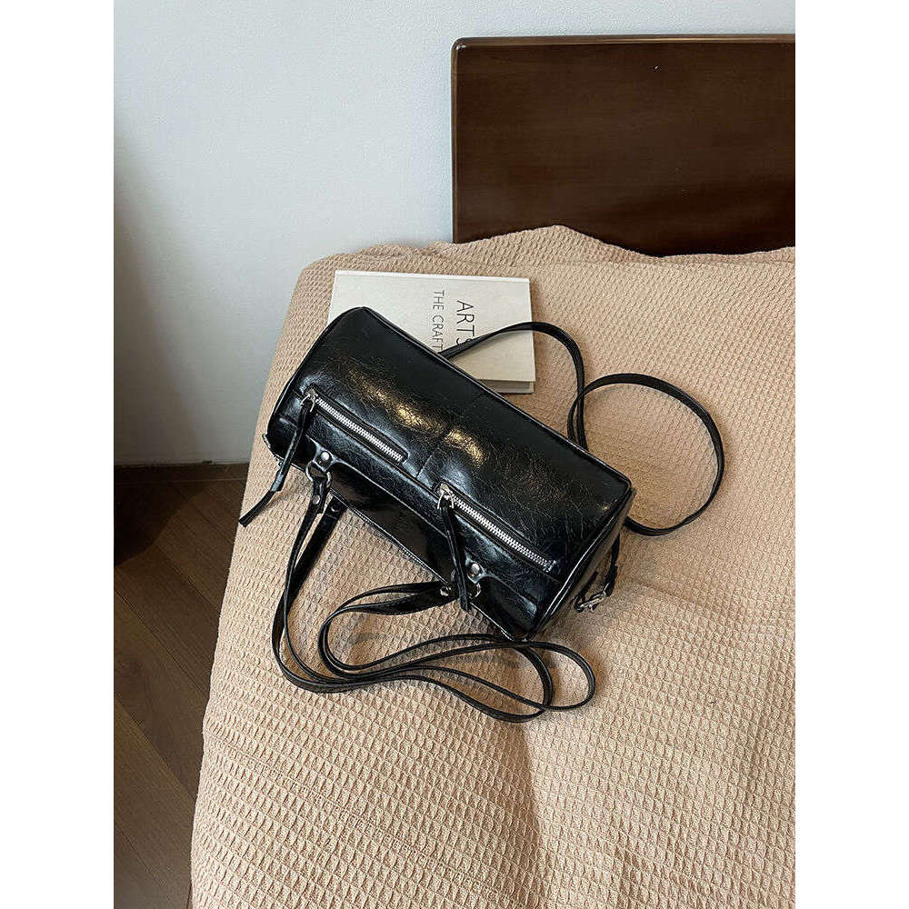 Niche French style underarm 2025 high-end fashion single shoulder trendy versatile large capacity simple outdoor bag