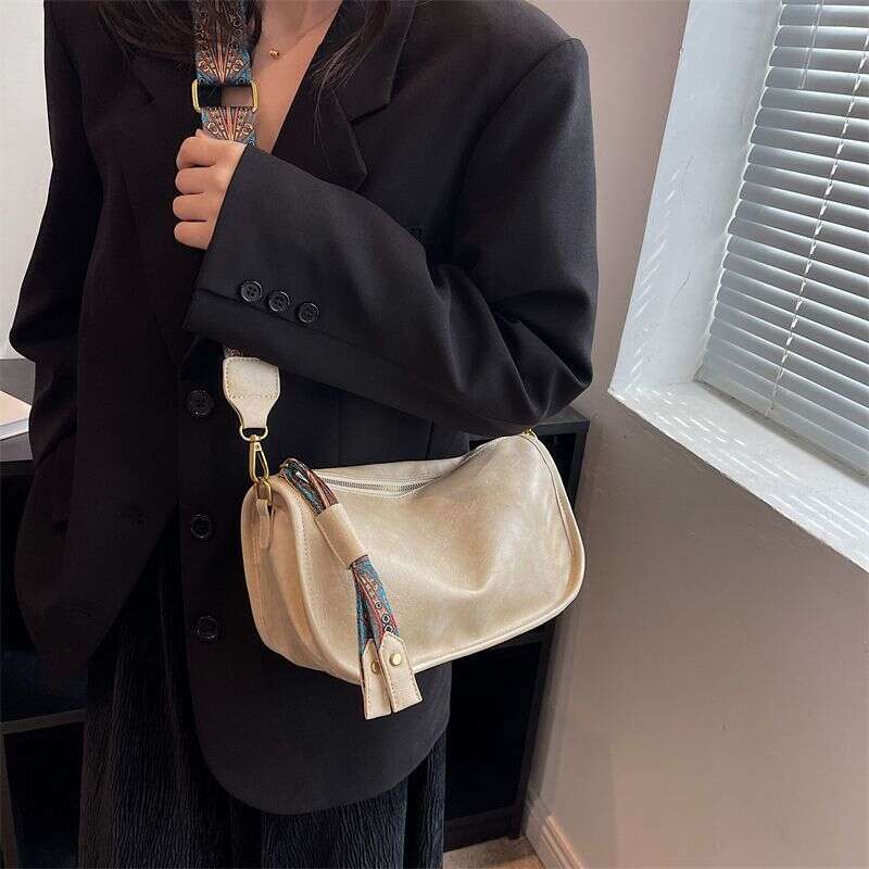 fast shipping Women's 2025 New Fashionable Versatile Casual Western Style Wide Strap Single Shoulder Girls' Crossbody Bag, Trendy