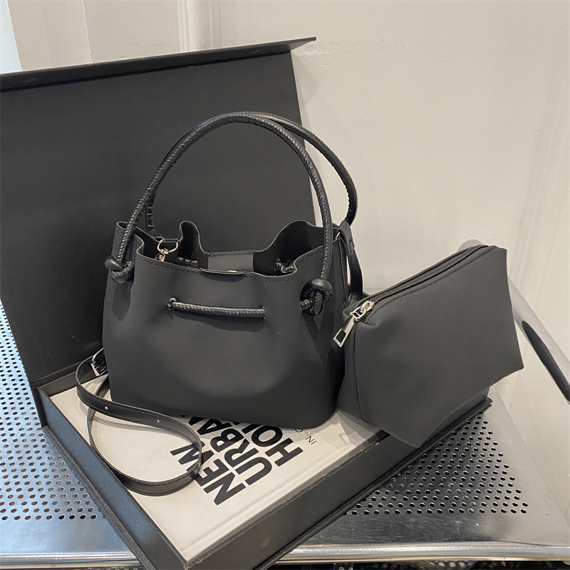 Free Delivery Designer Bag Commuter Hand 2025 Winter New Versatile Ins This Year Popular Single Shoulder Crossbody Baozi Mother For Women Luxury Bag