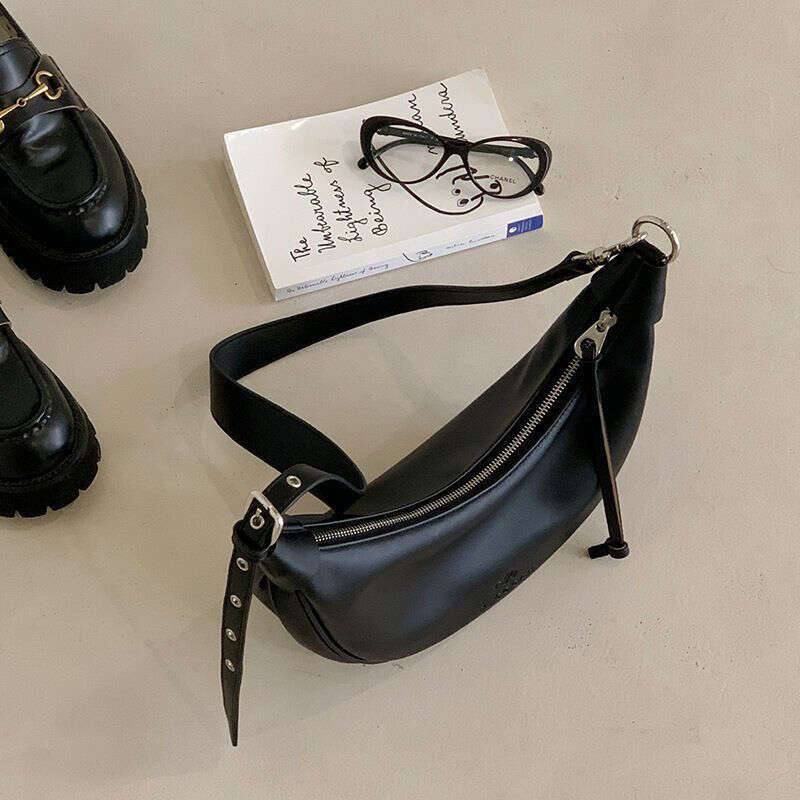 Micocoh Crescent Bend chest cow horn versatile casual black crossbody bag for ladies
