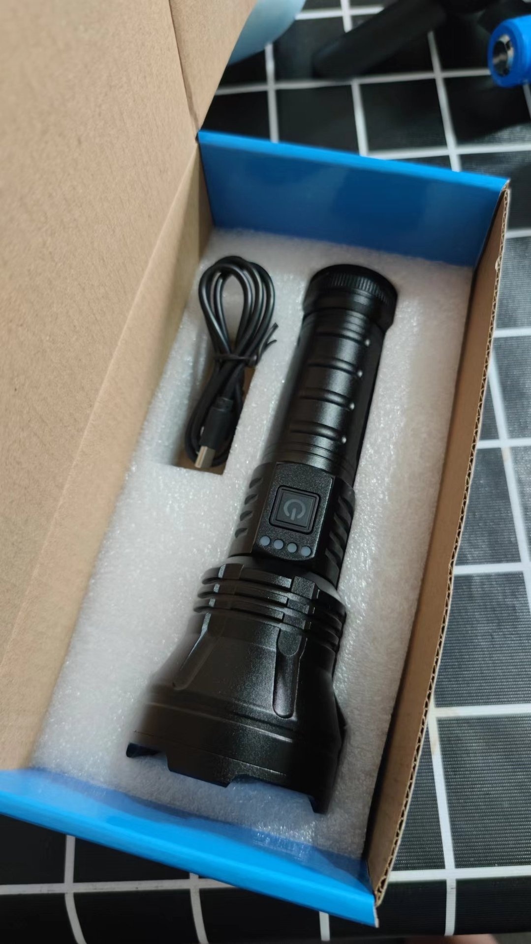 New white laser flashlight with strong light zoom, multifunctional tactical distance adjustment, high brighess LED beads, Huawei fast charging