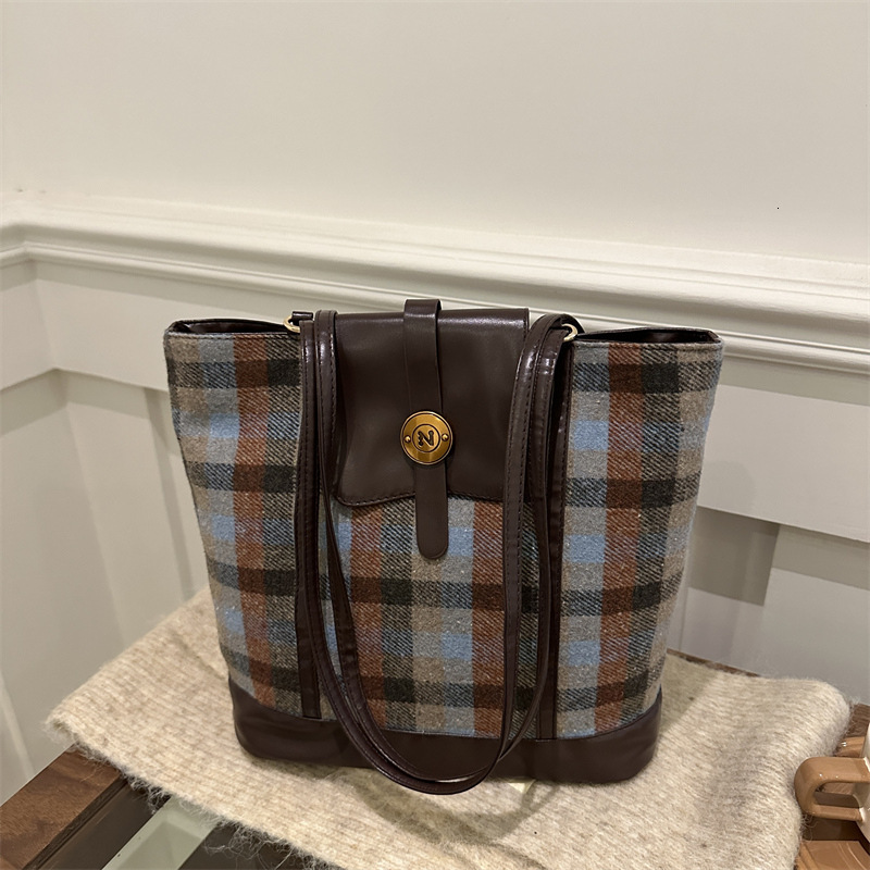 Free Delivery Designer Bag Large Capacity Checkered Tote For Women 2025 New Versatile Shoulder Casual Travel Backpack Luxury Bag