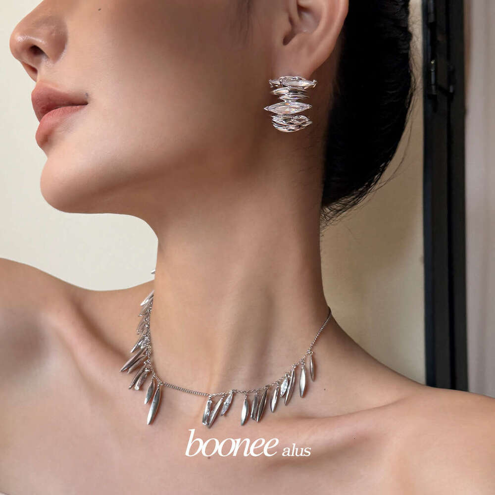 Boonee alus irregular horse eye circular zircon C-ring for women, exaggerated, unique, niche design earrings