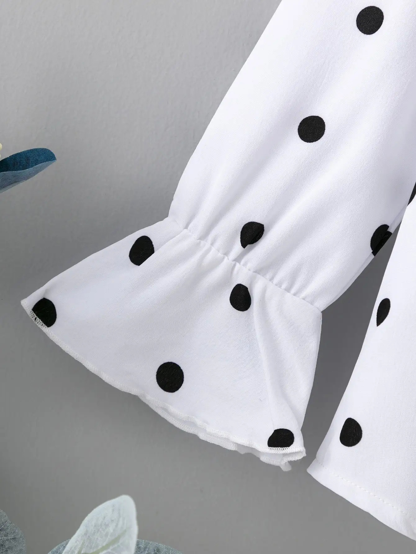 Summer childrens girls sweet and cute ruffled V-neck polka-dot horn long-sleeved casual comfortable shirt 250515