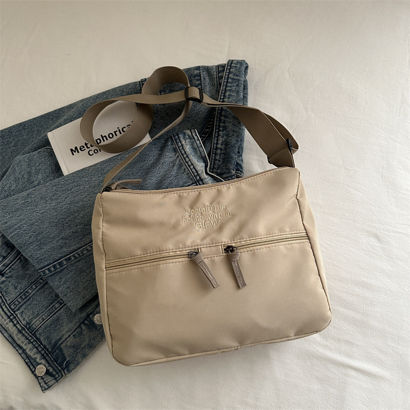 2025 Spring New Casual Lightweight Cloth Japanese Style New Free Delivery Designer Luxury Bag Bag Solid Color Simple Letter Embroidered Shoulder Bag