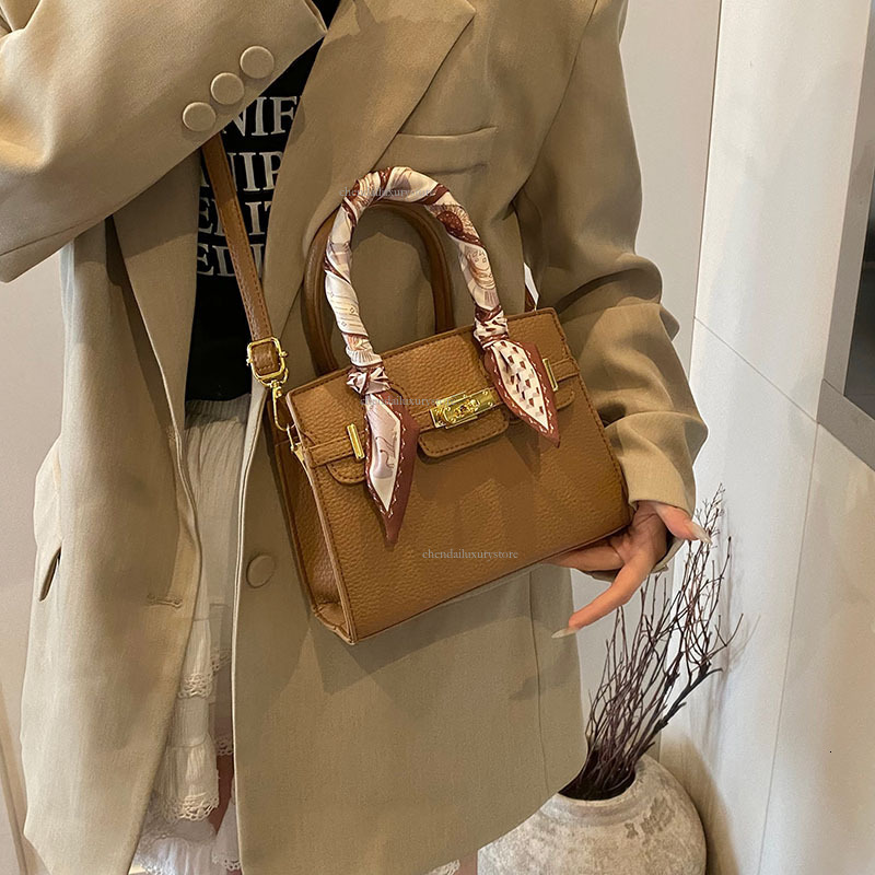 Fashionable Women's Handbag With Free Shipping Designer Bag, Trendy High-end Metal Single Shoulder Diagonal Cross Bag Fresh And Casual Small Squa