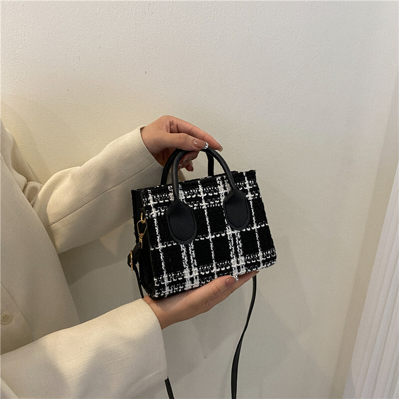 Top quality brand, high-end new free designer bag, fashionable new women's small fashion plaid shoulder cross bag, lightweight and simple tempera