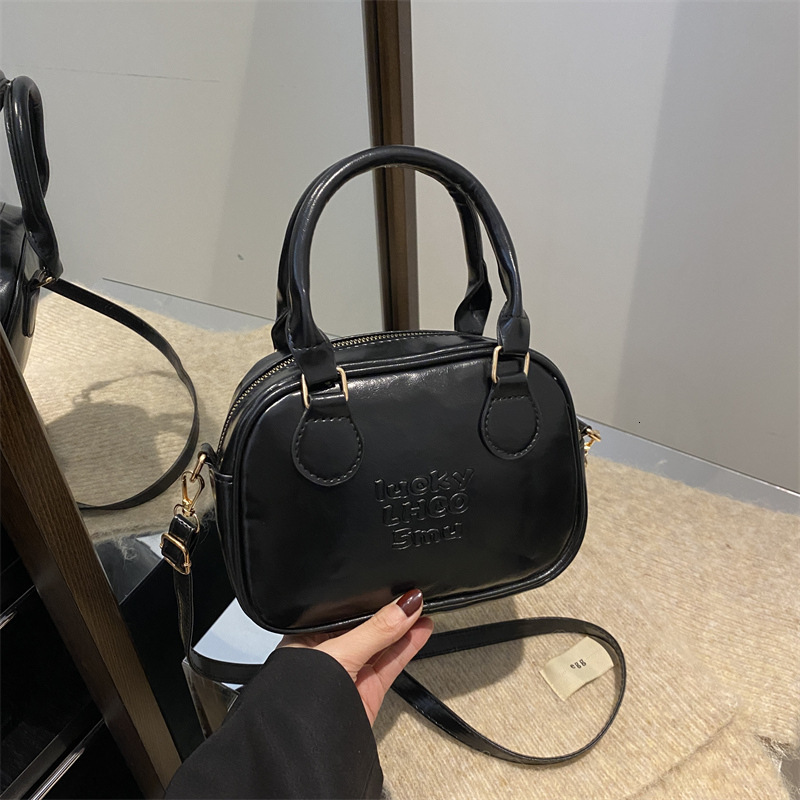 Free Delivery Designer Bag This Year's Popular Versatile Hand Held Small Square 2025 New Winter Fashion Niche Korean Solid Color Single Shoulder 