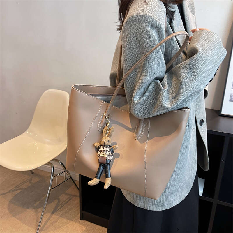 Big Women 2025 Rabbit Pendant Women's Large Capacity Classroom Commuter Single Shoulder Tote Bag New Casual Versatile Fashion
