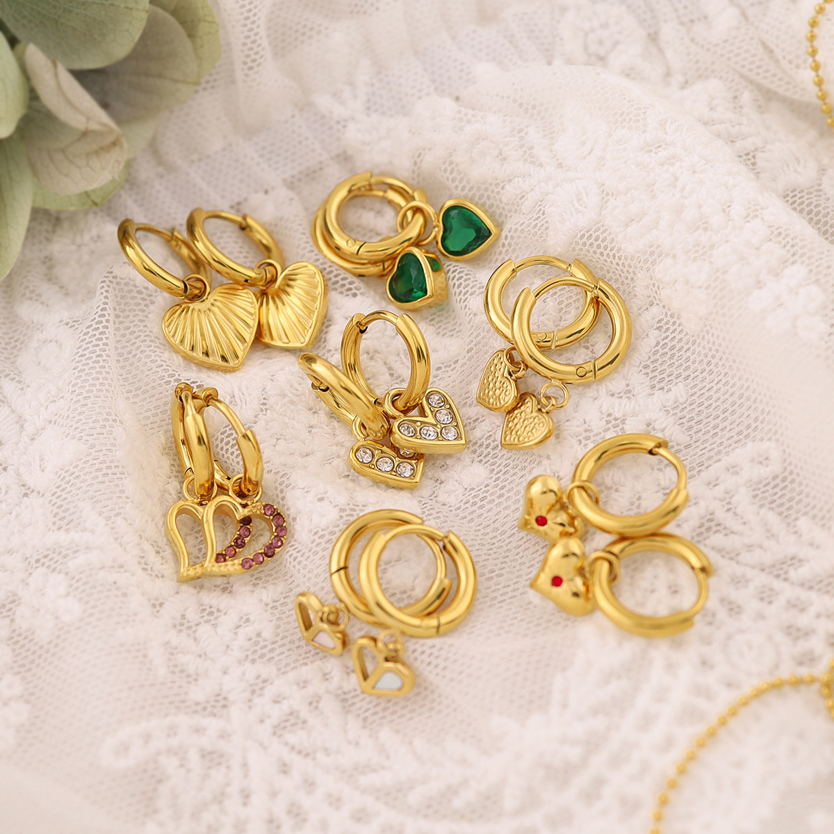 Chic Feminine Accessory: Vintage-Inspired Yellow-Golden Hearts Adorned by Brilliance