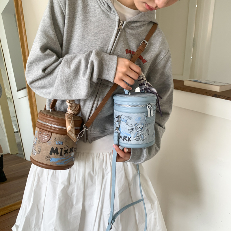 Little Bear Graffiti Printed Handheld Bucket for Women 2025 New Style Internet Celebrity Trendy Street Photography Versatile Single Shoulder Crossbody