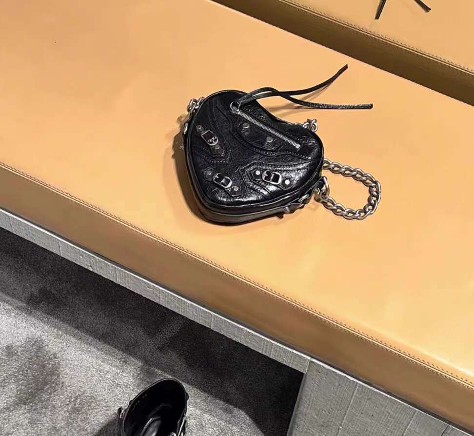 Super popular internet celebrity with the same style B home dark willow nail heart shaped motorcycle rivet design peach crossbody bag women s