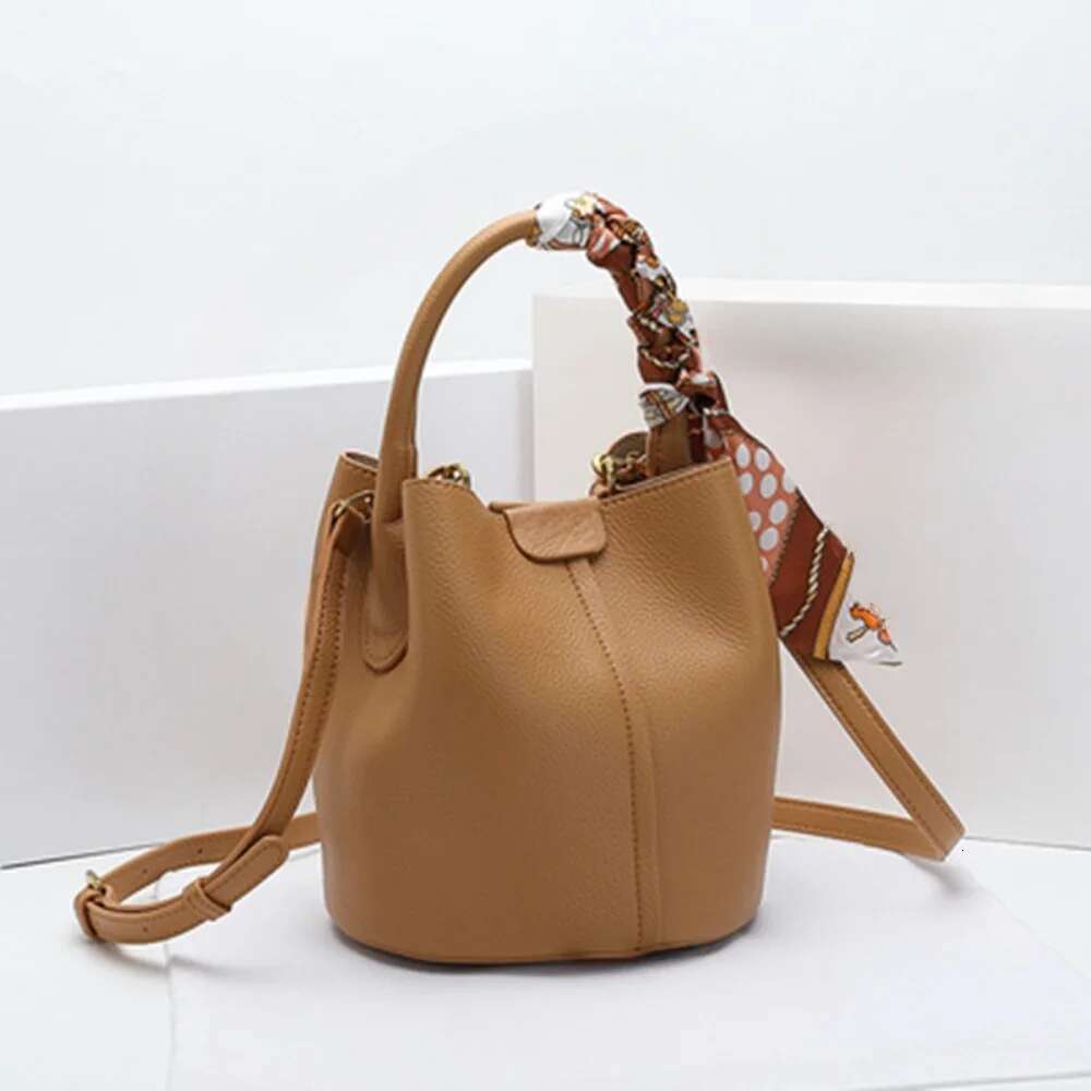 New Versatile Dermis Magnetic Exposure Bucket Simple Casual All-Match Advanced Shoulder Bag Large Capacity Silk Scarf Messenger
