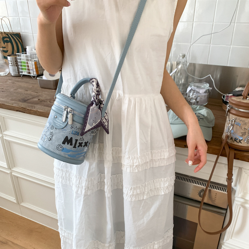 Little Bear Graffiti Printed Handheld Bucket for Women 2025 New Style Internet Celebrity Trendy Street Photography Versatile Single Shoulder Crossbody