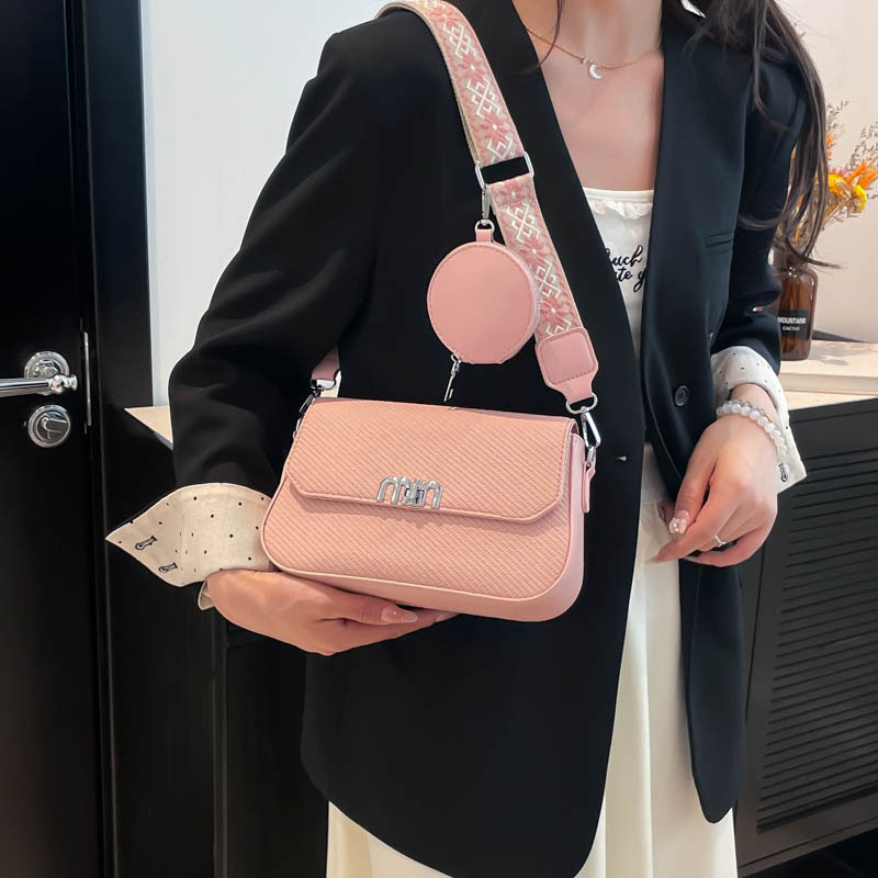 2025 new fashionable Korean niche small square with feminine temperament, versatile, simple, wide strap, single shoulder crossbody bag