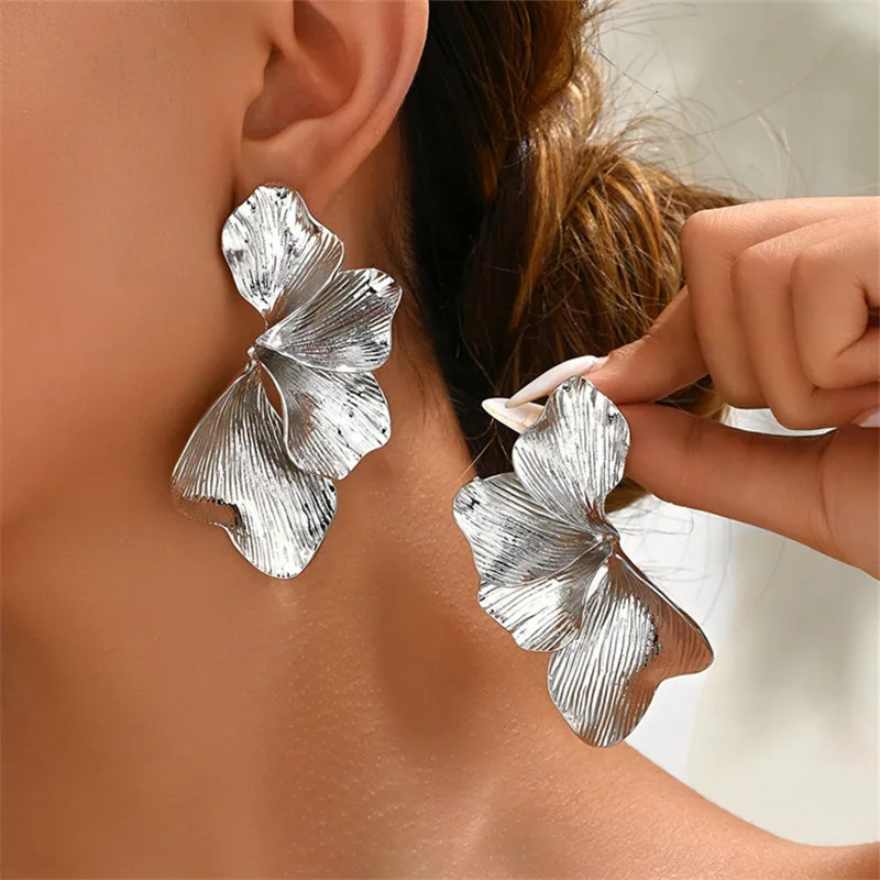 Elegant ginkgo leaf earrings for women simple petals wearing exaggerated women jewelry party gifts 250515