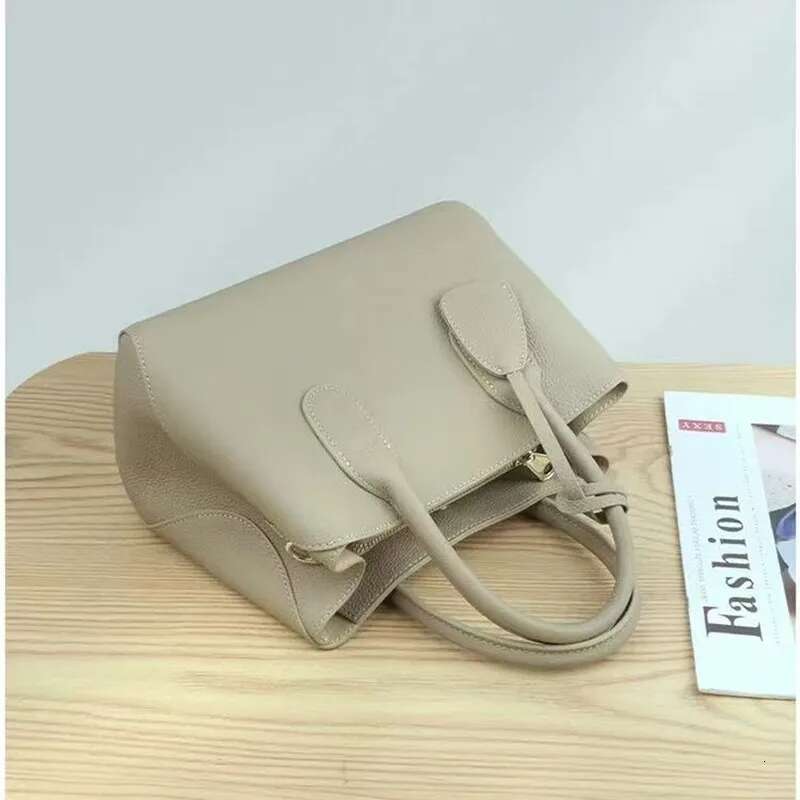 2025 Latest Classic Cross Shoulder Made Of Genuine Leather Material, Large Capacity Women's Handbag