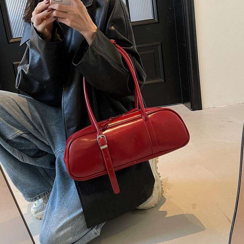 2025 New French Stick Single Shoulder Underarm Bag Fashionable Red for Women Large Capacity Niche