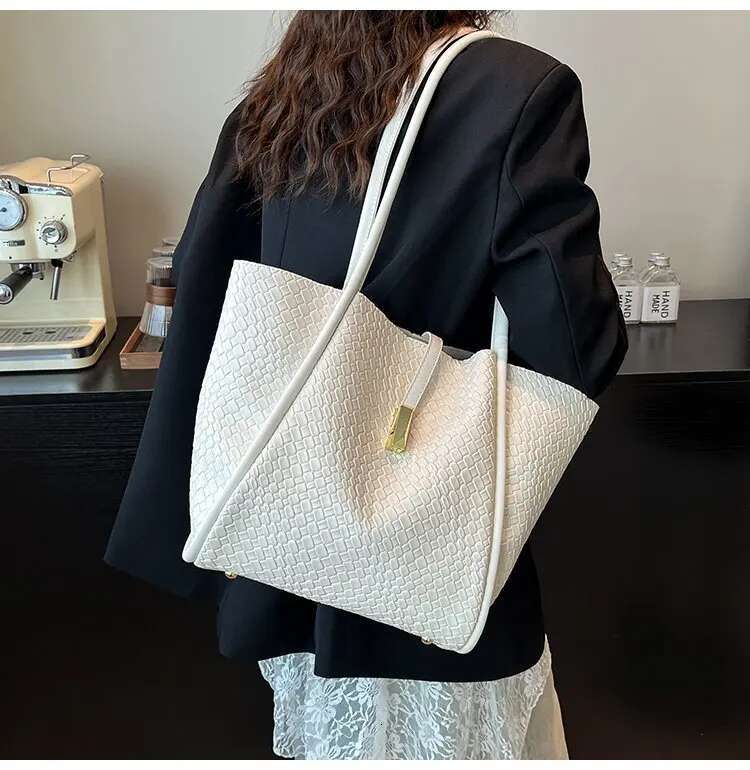2025 Summer New Tote This PU Shoulder Bag Is In Line With The Latest Fashion Trends, Featuring A Korean Niche Design