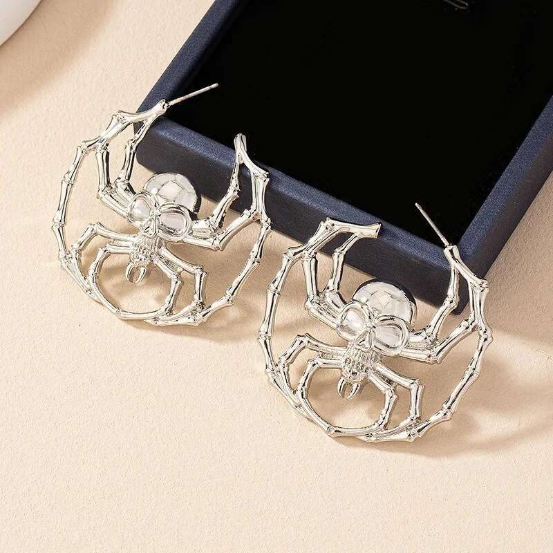 Exaggerated personality design, skull head spider high-end and sweet cool style earrings, female accessories